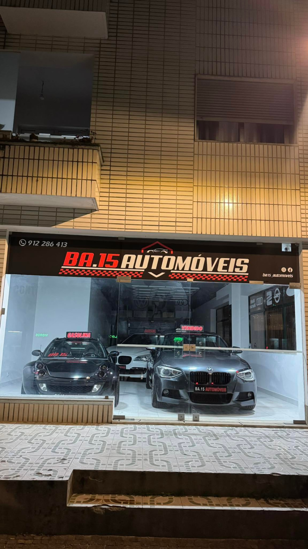 Stand BA.15 Automóveis à noite